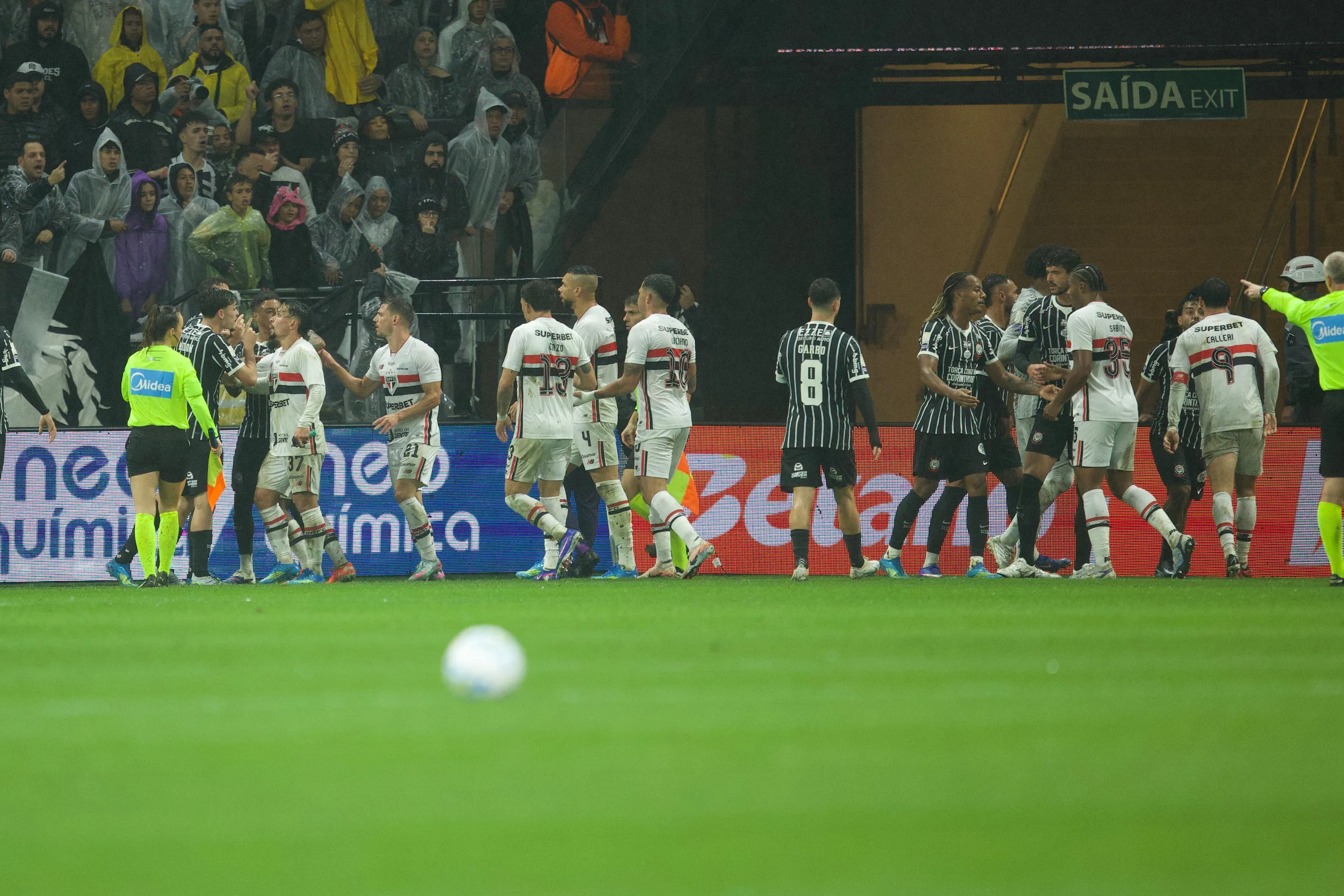Tumulto entre jogadores do Corinthians e jogadores do São Paulo durante partida no estádio Arena Corinthians pelo campeonato Brasileiro A 2026. Foto: Christian Guedes/RP FOTOPRESS/AGIF