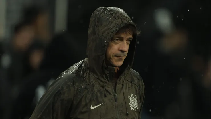 Fernando Diniz técnico do Corinthians durante partida contra o Corinthians no estádio Arena Corinthians pelo campeonato Brasileiro A 2026. Foto: Christian Guedes/RP FOTOPRESS/AGIF