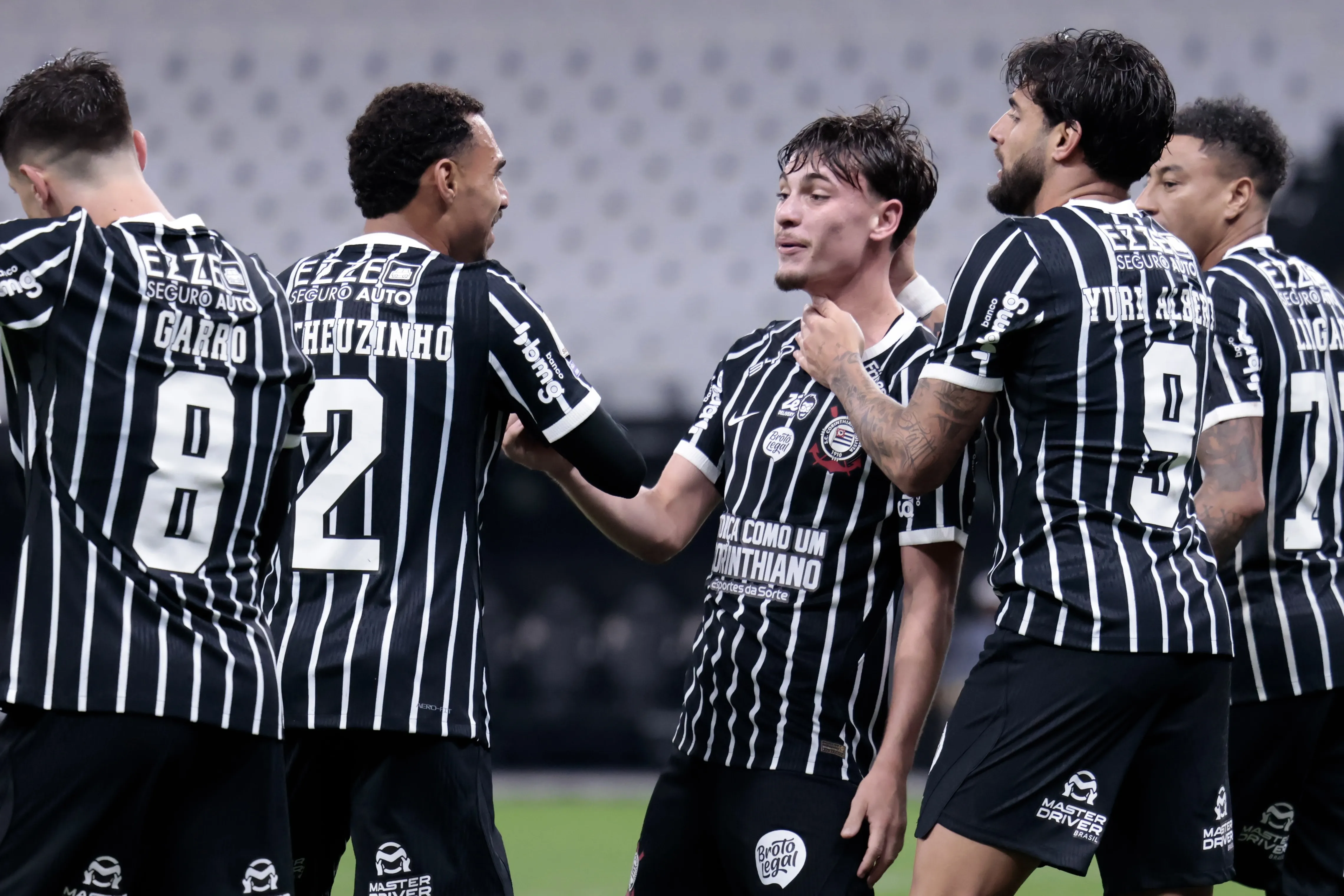 Breno Bidon jogador do Corinthians comemora seu gol com jogadores do seu time durante partida contra o Sao Paulo no estadio Arena Corinthians pelo campeonato Brasileiro A 2026. Foto: Marcello Zambrana/AGIF