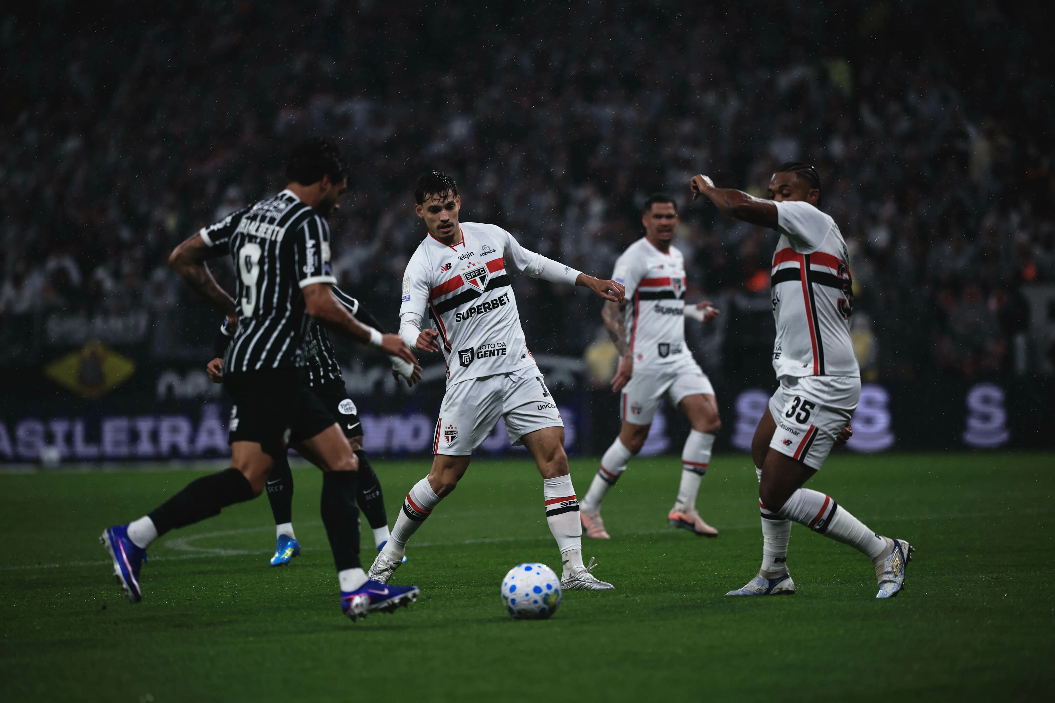 SP – SAO PAULO – 10/05/2026 – BRASILEIRO A 2026, CORINTHIANS X SAO PAULO – Yuri ALberto jogador do Corinthians disputa lance com Sabino jogador do Sao Paulo durante partida no estadio Arena Corinthians pelo campeonato Brasileiro A 2026. Foto: Ettore Chiereguini/AGIF