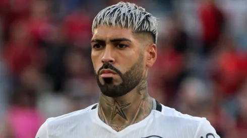 Alexander Barboza jogador do Botafogo durante execucao do hino nacional antes da partida contra o Athletico-PR no estadio Arena da Baixada pelo campeonato Brasileiro A 2024. Foto: Robson Mafra/AGIF
