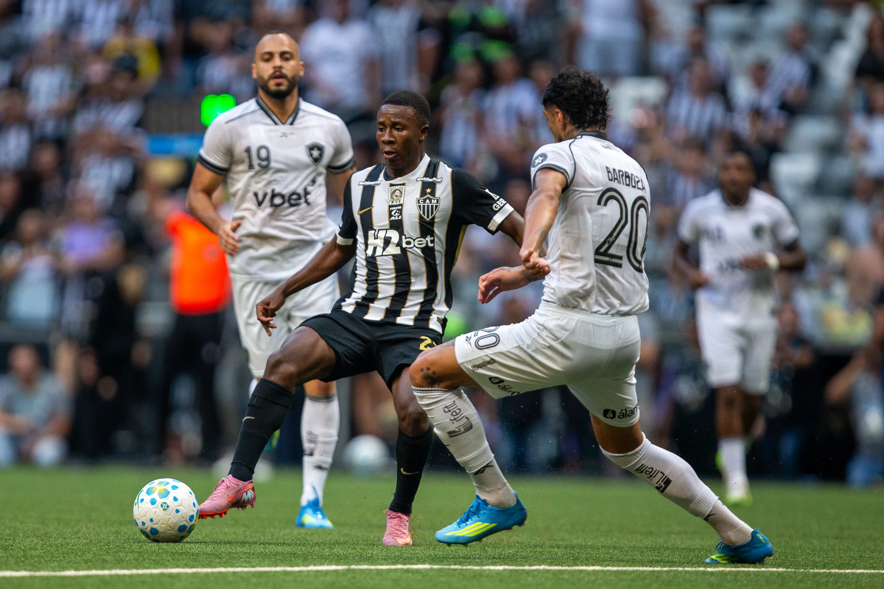 Cassierra jogador do Atletico-MG durante partida contra o Botafogo no estadio Arena MRV pelo campeonato Brasileiro A 2026. Foto: Fernando Moreno/AGIF