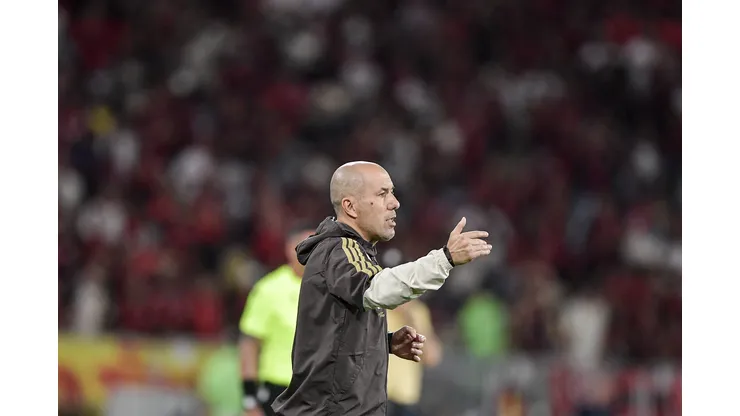 - Leonardo Jardim tecnico do Flamengo durante partida contra o Vasco no estadio Maracana pelo campeonato Brasileiro A 2026. Foto: Thiago Ribeiro/AGIF