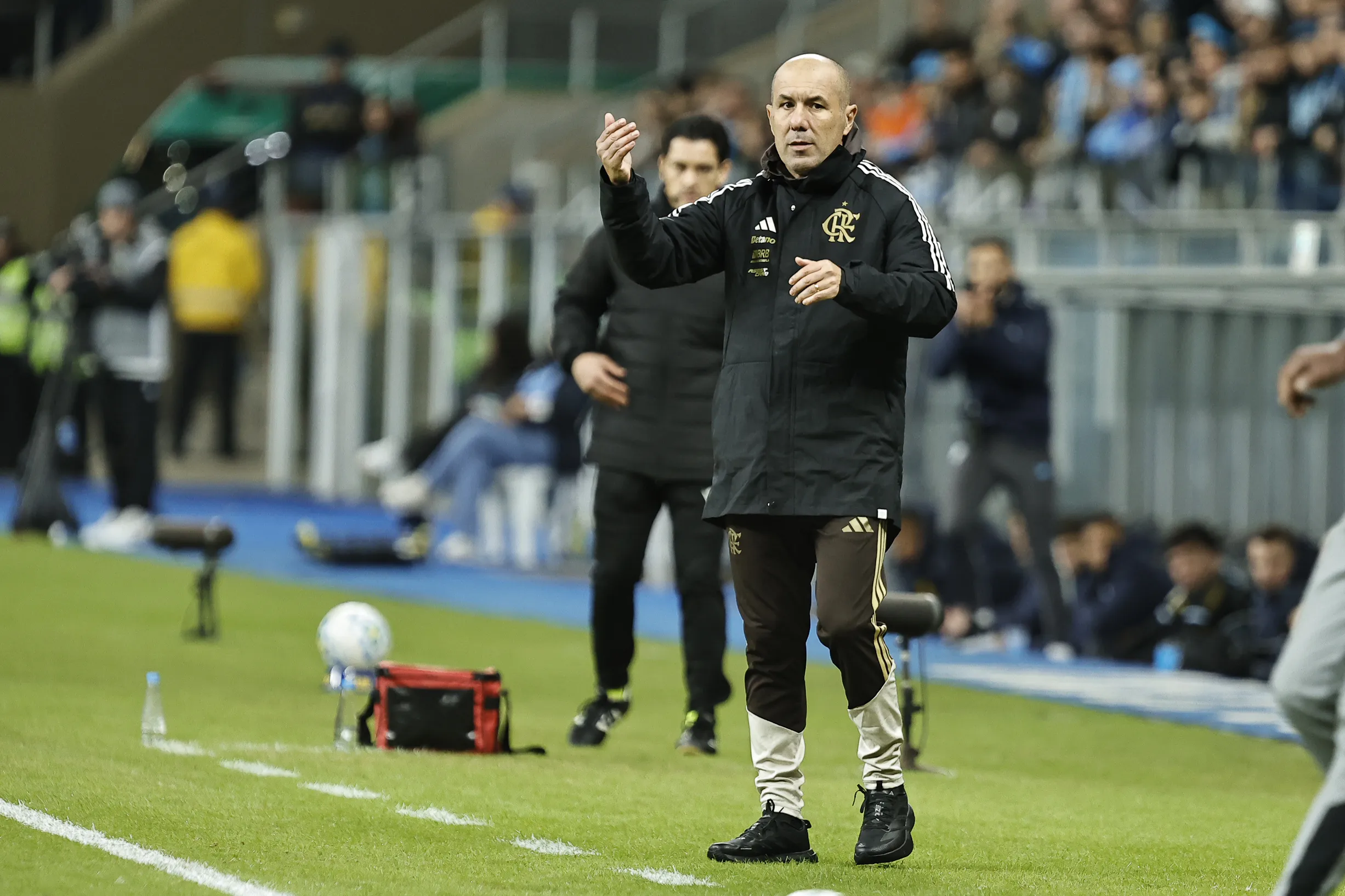 Leonardo Jardim tecnico do Flamengo durante partida contra o Gremio no estadio Arena do Gremio pelo campeonato Brasileiro A 2026. Foto: Roberto Vinicius/AGIF