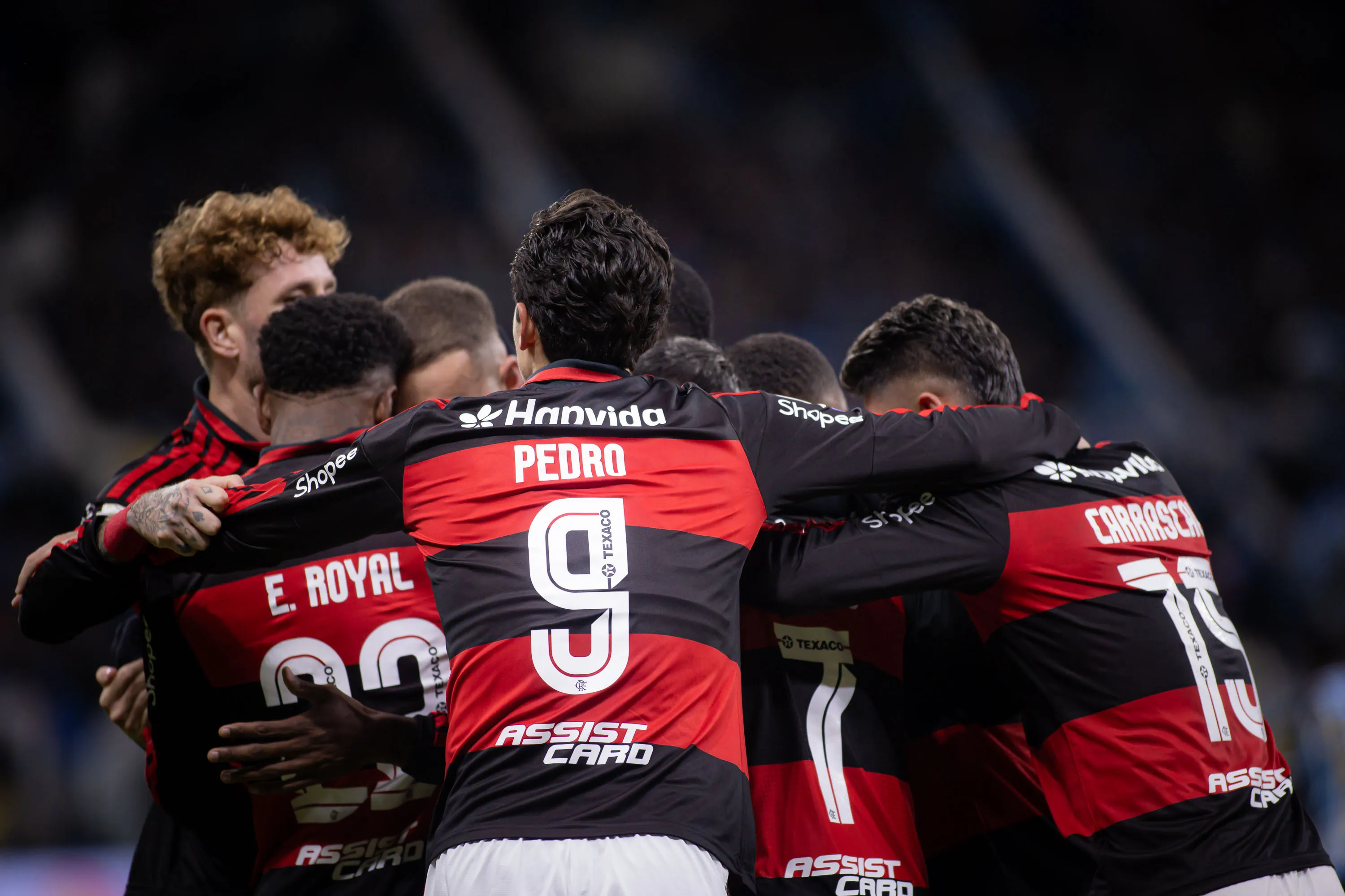 Jorge Carrascal jogador do Flamengo comemora seu gol com jogadores do seu time durante partida contra o Gremio no estadio Arena do Gremio pelo campeonato Brasileiro A 2026. Foto: Maxi Franzoi/AGIF