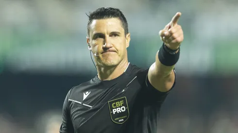 O arbitro Rafael Rodrigo Klein durante partida entre Coritiba e Fluminense no estadio Couto Pereira pelo campeonato Brasileiro A 2026. Foto: Hedeson Alves/AGIF