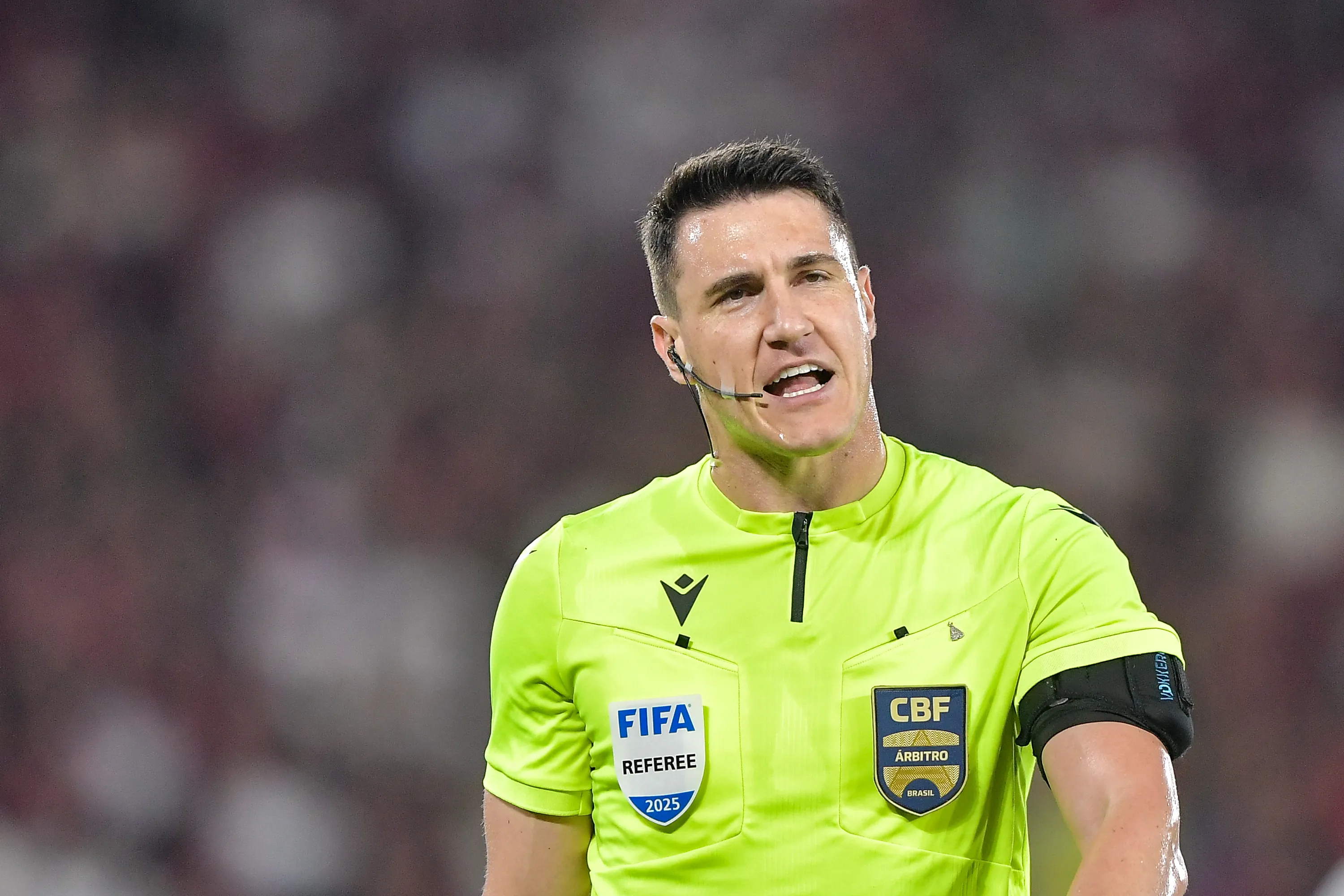 O arbitro Rafael Rodrigo Klein durante partida entre Flamengo e Vasco no estadio Maracana pelo campeonato Brasileiro A 2025. Foto: Thiago Ribeiro/AGIF