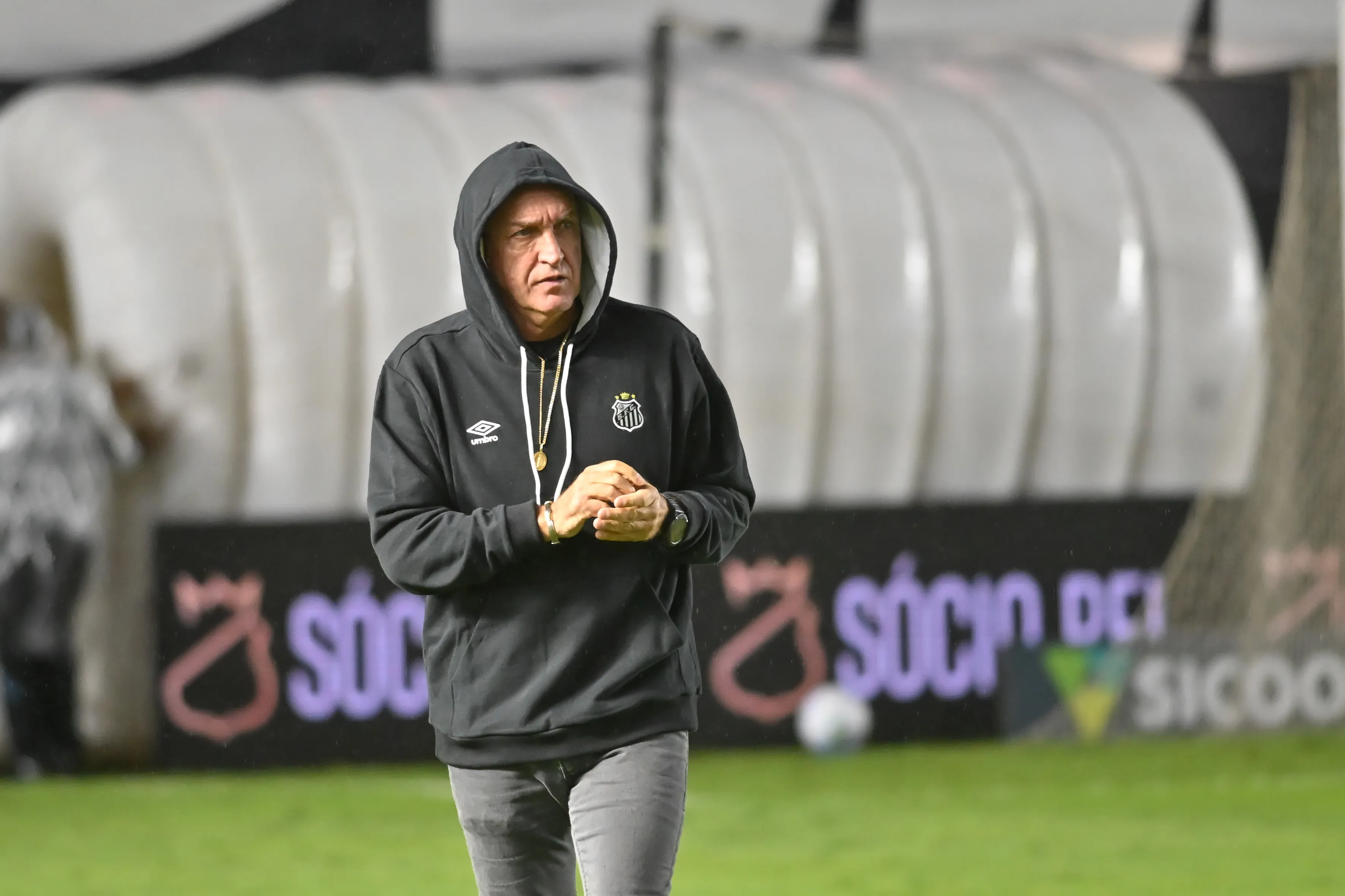 SP – SANTOS – 10/05/2026 – BRASILEIRO A 2026, SANTOS X BRAGANTINO – Cuca tecnico do Santos durante partida contra o Bragantino no estadio Vila Belmiro pelo campeonato Brasileiro A 2026. Foto: Jota Erre/AGIF
