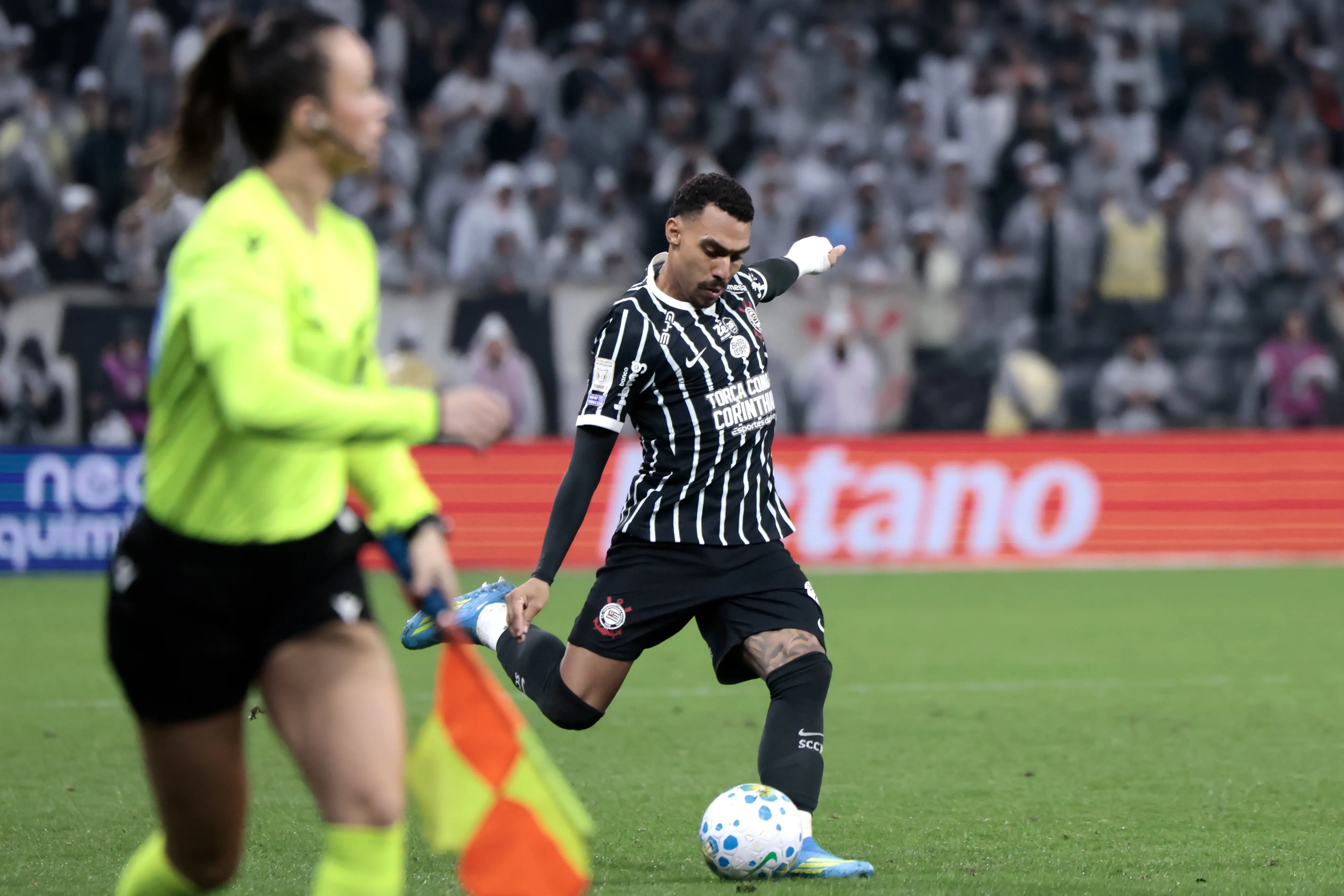 SP – SAO PAULO – 10/05/2026 – BRASILEIRO A 2026, CORINTHIANS X SAO PAULO – Matheuzinho jogador do Corinthians durante partida contra o Sao Paulo no estadio Arena Corinthians pelo campeonato Brasileiro A 2026. Foto: Marcello Zambrana/AGIF