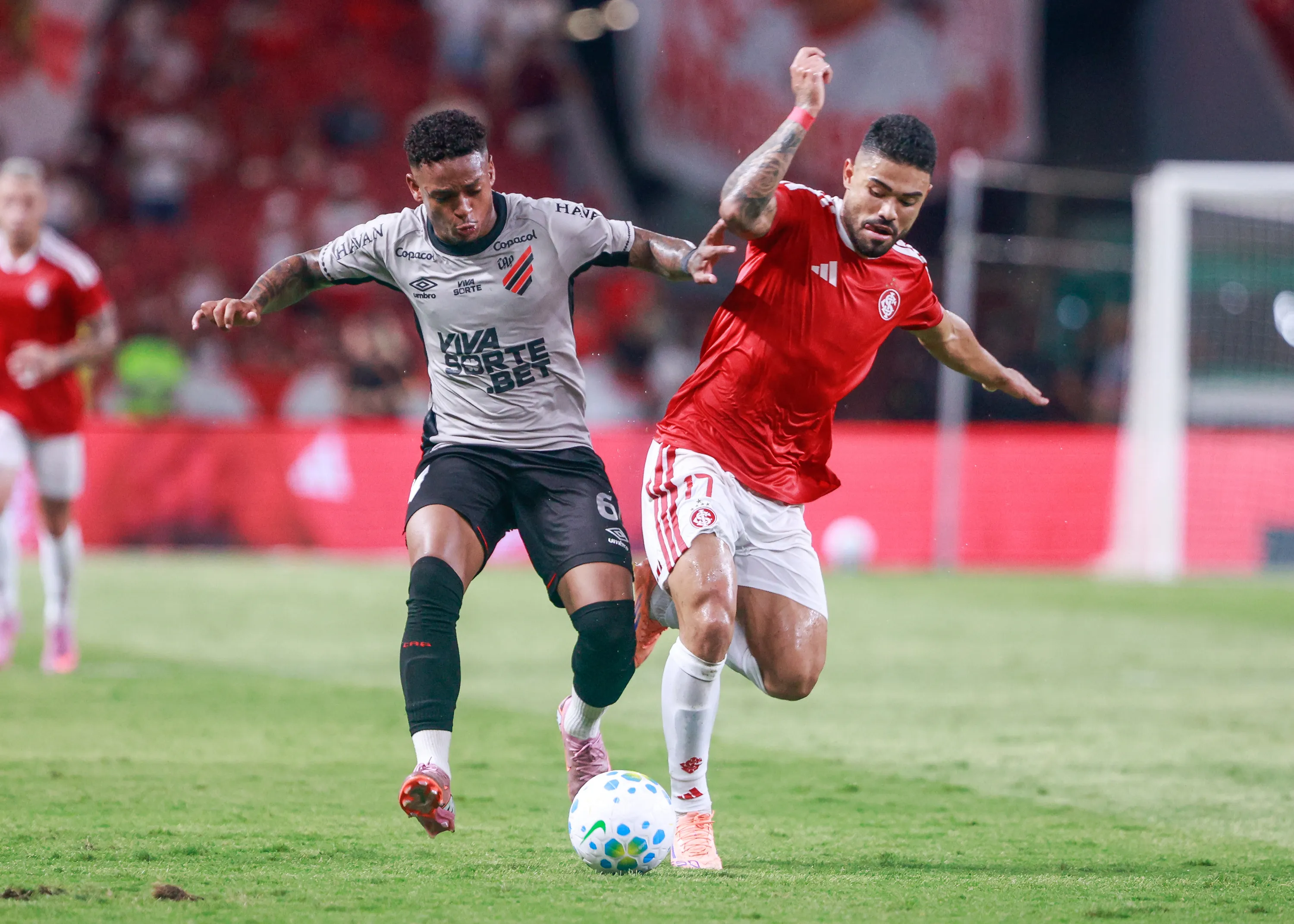 RS – PORTO ALEGRE – 28/01/2026 – BRASILEIRO A 2026, INTERNACIONAL X ATHLETICO-PR – Bruno Tabata jogador do Internacional disputa lance com Leo Derik jogador do Athletico-PR durante partida no estadio Beira-Rio pelo campeonato Brasileiro A 2026. Foto: Luiz Erbes/AGIF