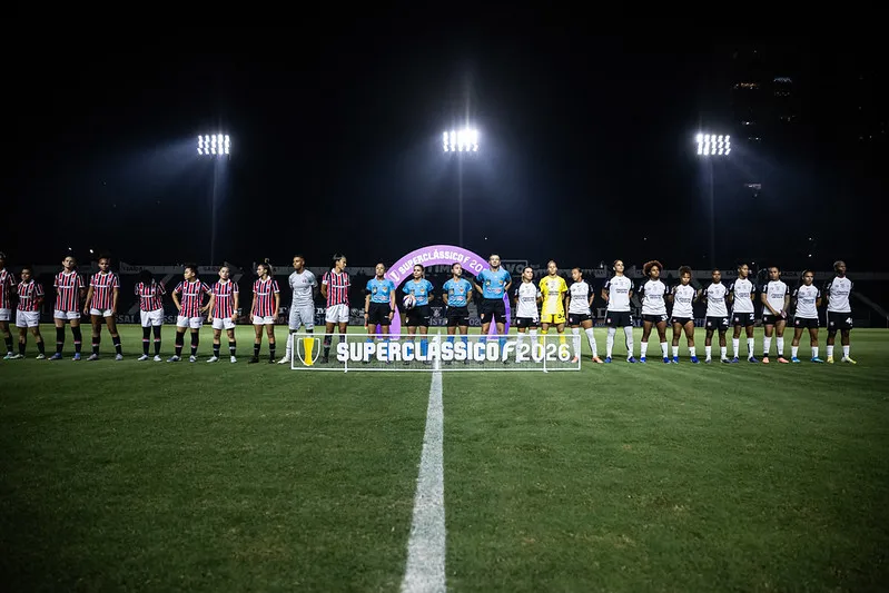 Jogadoras de Corinthians e São Paulo perfiladas antes do duelo pelo Paulistão F – Foto: Jhony Inacio/Ag.Paulistão