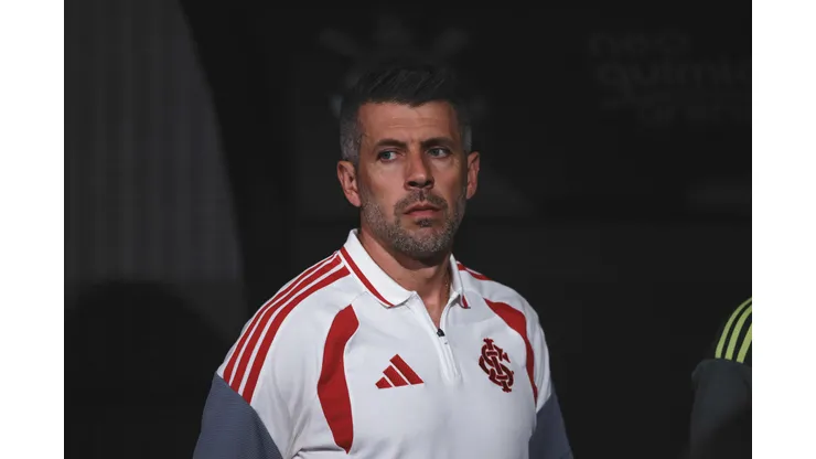 SP - SAO PAULO - 05/04/2026 - BRASILEIRO A 2026, CORINTHIANS X INTERNACIONAL - Paulo Pezzolano tecnico do Internacional durante partida contra o Corinthians no estadio Arena Corinthians pelo campeonato Brasileiro A 2026. Foto: Ettore Chiereguini/AGIF
