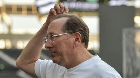 John Textor CEO do Botafogo durante aquecimento antes da partida contra o Chapecoense no estadio Engenhao pelo campeonato Copa Do Brasil 2026. Foto: Thiago Ribeiro/AGIF