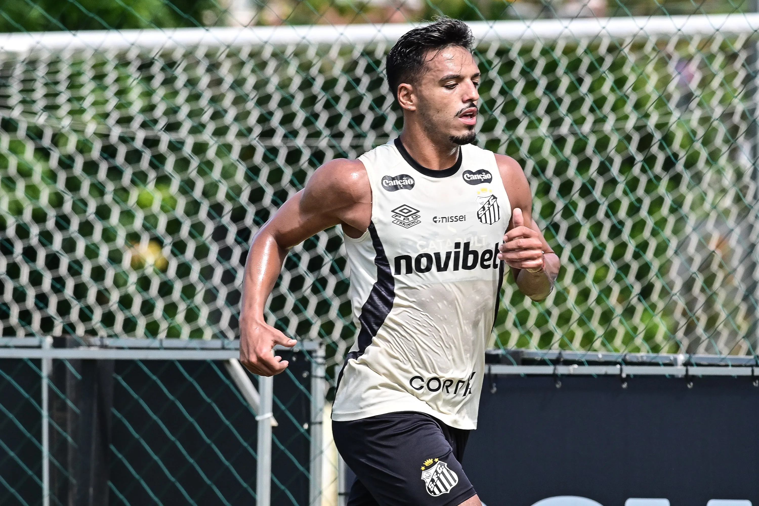 Gabriel Menino jogador do Santos treinando em separado no Centro de Treinamento CT Rei Pele. Foto: Jota Erre/AGIF