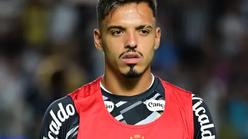 SP - SANTOS - 15/02/2026 - PAULISTA 2026, SANTOS X VELO CLUBE - Gabriel Menino jogador do Santos durante aquecimento antes da partida contra o Velo Clube no estadio Vila Belmiro pelo campeonato Paulista 2026. Foto: Jota Erre/AGIF