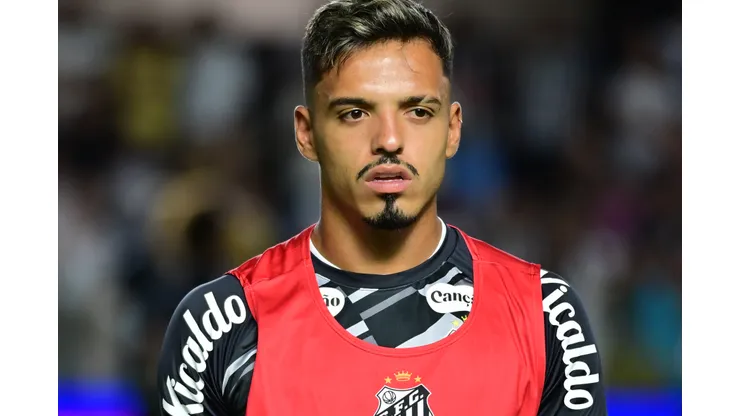 SP - SANTOS - 15/02/2026 - PAULISTA 2026, SANTOS X VELO CLUBE - Gabriel Menino jogador do Santos durante aquecimento antes da partida contra o Velo Clube no estadio Vila Belmiro pelo campeonato Paulista 2026. Foto: Jota Erre/AGIF