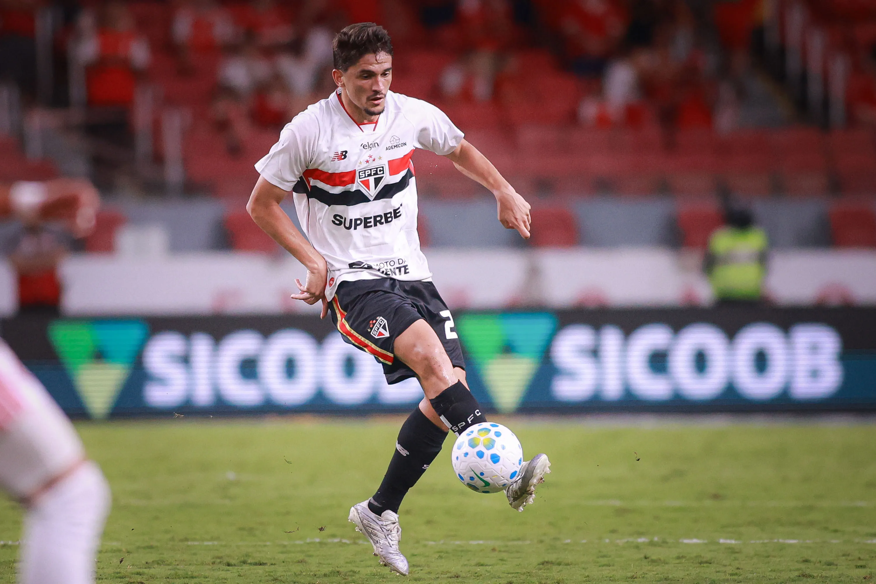 Pablo Maia, jogador do São Paulo, durante partida contra o Internacional – Foto: Maxi Franzoi/AGIF