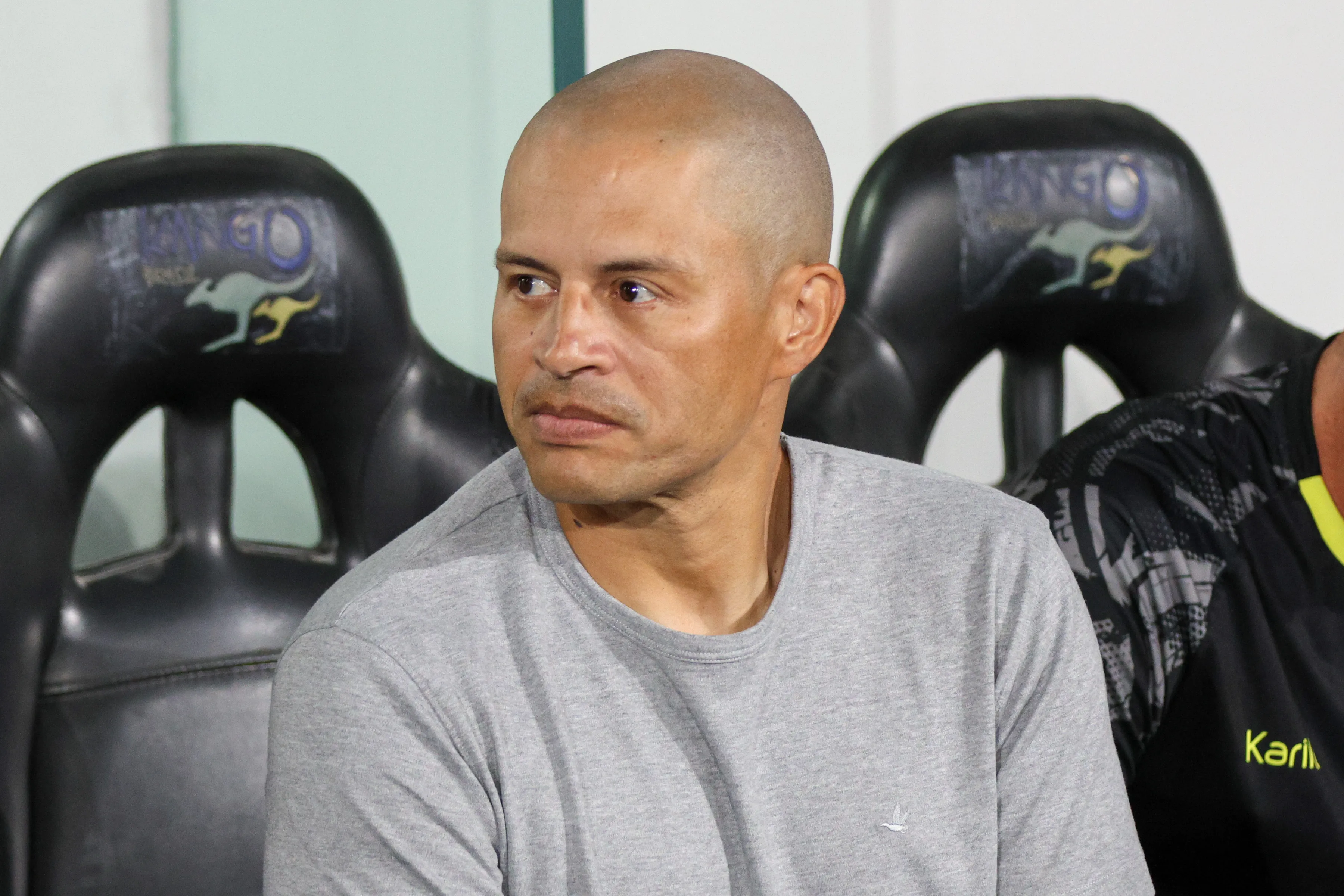 PR – CURITIBA – 14/01/2026 – PARANAENSE 2026, ATHLETICO-PR X OPERARIO – Alex De Souza tecnico do Operario durante partida contra o Athletico-PR no estadio Arena da Baixada pelo campeonato Paranaense 2026. Foto: Robson Mafra/AGIF