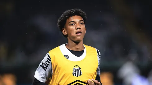 Robinho Jr. jogador do Santos durante aquecimento antes da partida contra o Palmeiras no estadio Arena Barueri pelo campeonato Paulista 2026. Foto: Ettore Chiereguini/AGIF