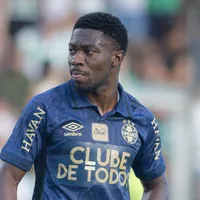 Amuzu tenta convencer o Grêmio de liberá-lo para amistoso