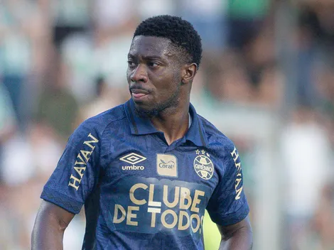 Amuzu tenta convencer o Grêmio de liberá-lo para amistoso