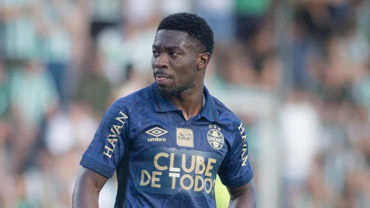 Amuzu tenta liberação no Grêmio.