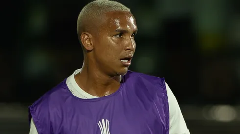 Deyverson jogador do LDU durante aquecimento antes da partida contra o Mirassol no estadio Jose Maria de Campos Maia pelo campeonato Copa Libertadores 2026. Foto: Joisel Amaral/AGIF
