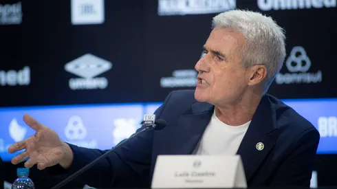 Luis Castro fala aos jornalistas durante sua apresentacao oficial como tecnico do Gremio em coletiva de imprensa realizada no Arena do Gremio.