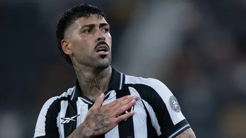 Barboza jogador do Botafogo comemora seu gol durante partida contra o Flamengo no estádio Engenhão pelo campeonato Carioca 2026. Foto: Jorge Rodrigues/AGIF