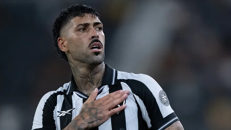 Barboza jogador do Botafogo comemora seu gol durante partida contra o Flamengo no estádio Engenhão pelo campeonato Carioca 2026. Foto: Jorge Rodrigues/AGIF