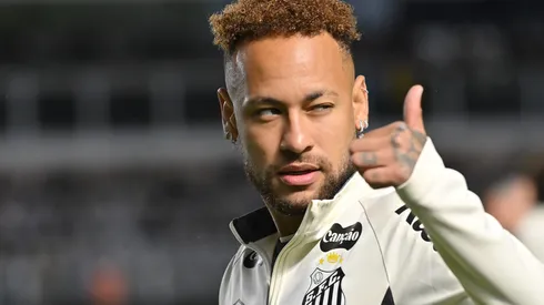 Neymar jogador do Santos durante aquecimento antes da partida contra o Bragantino no estádio Vila Belmiro pelo campeonato Brasileiro A 2026. Foto: Jota Erre/AGIF