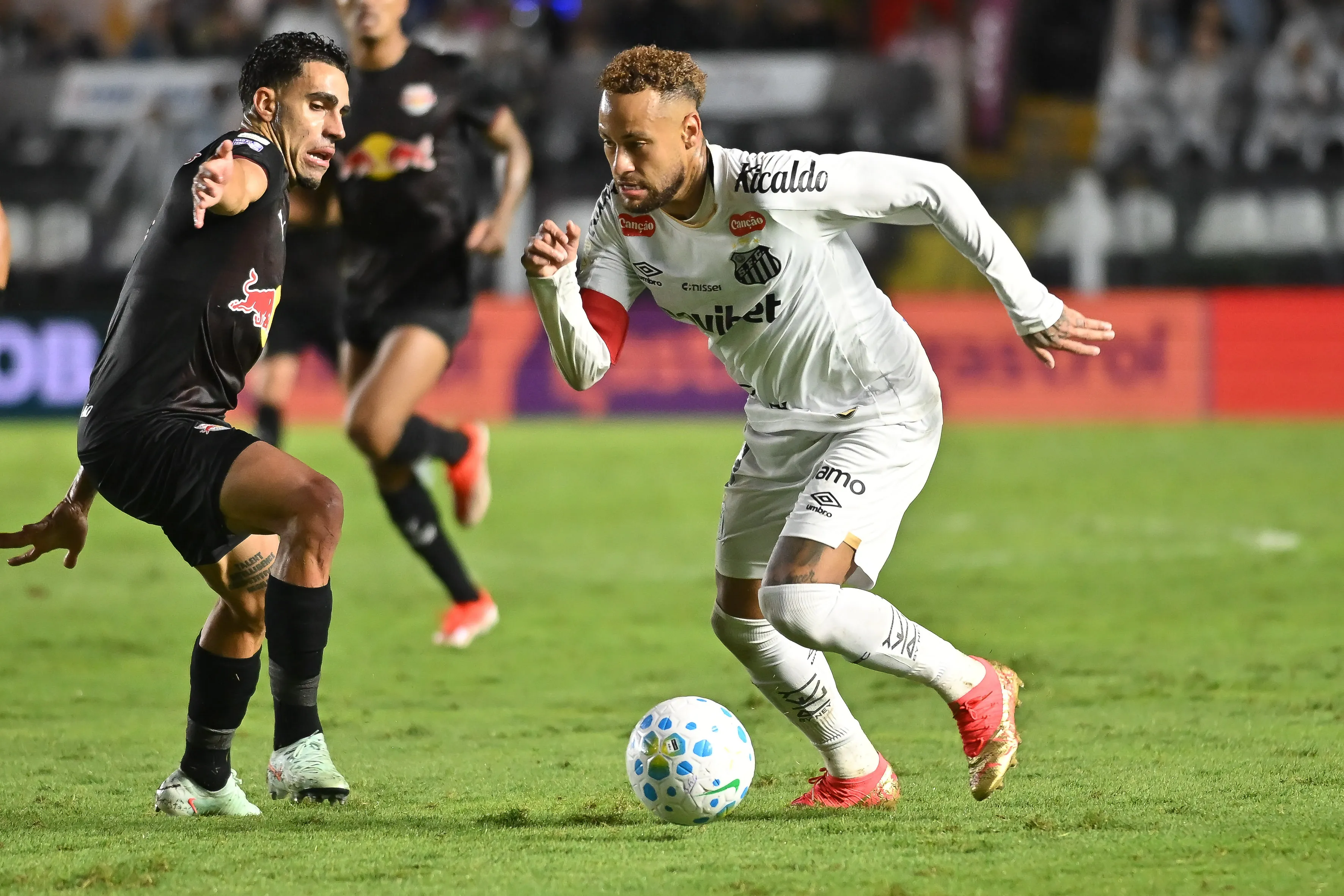 SP – SANTOS – 10/05/2026 – BRASILEIRO A 2026, SANTOS X BRAGANTINO – Neymar jogador do Santos disputa lance com Gabriel jogador do Bragantino durante partida no estadio Vila Belmiro pelo campeonato Brasileiro A 2026. Foto: Jota Erre/AGIF