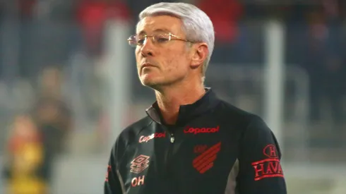 Odair Hellmann durante confronto contra o Grêmio no Campeonato Brasileiro de 2026.