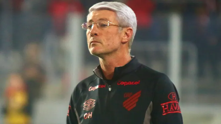 Odair Hellmann durante confronto contra o Grêmio no Campeonato Brasileiro de 2026.