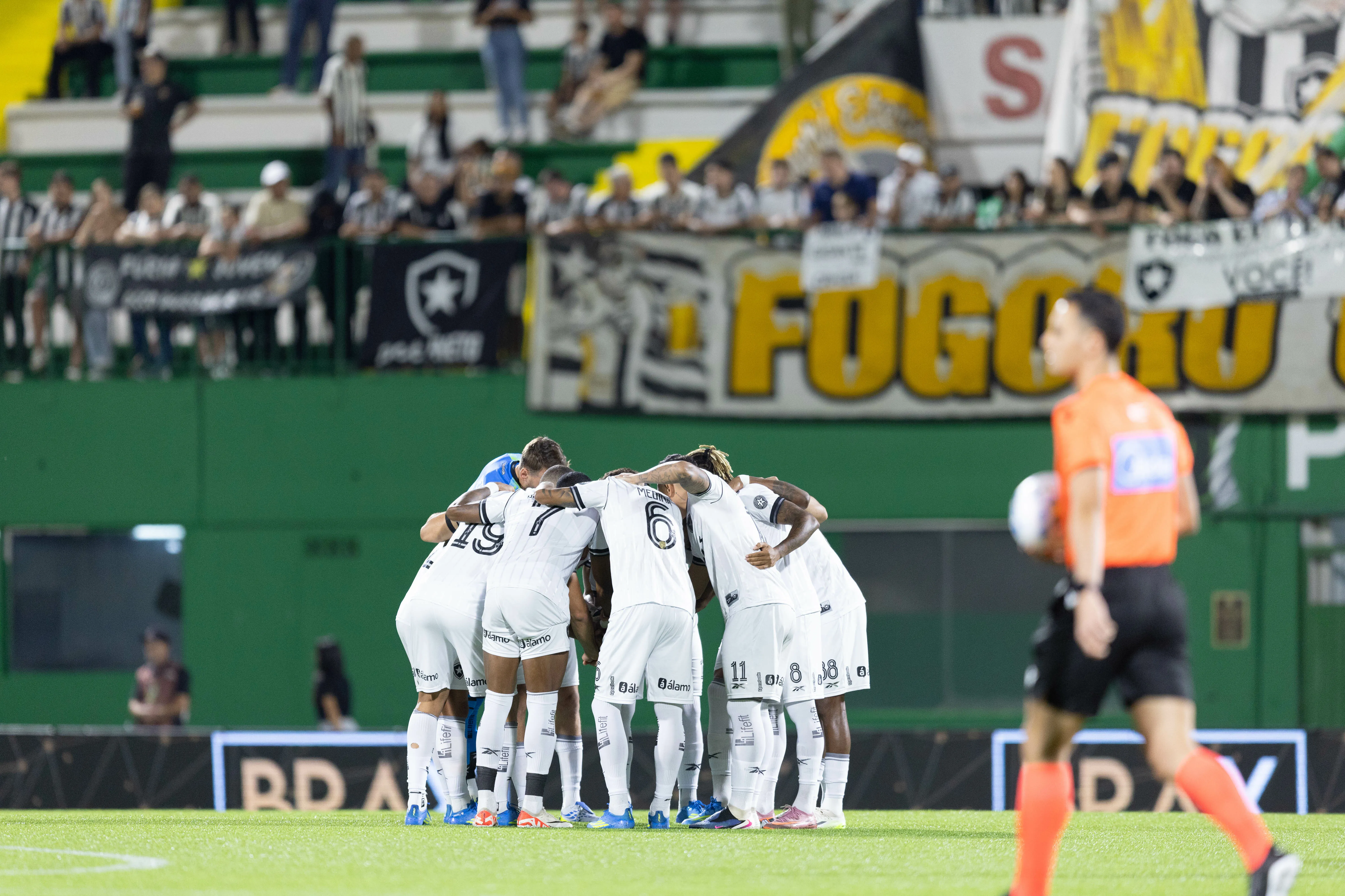Jogadores do Botafogo posam para foto antes na partida contra Chapecoense no estadio Arena Conda pelo campeonato Brasileiro A 2026. Foto: Liamara Polli/AGIF