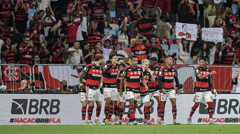 RJ - RIO DE JANEIRO - 03/05/2026 - BRASILEIRO A 2026, FLAMENGO X VASCO - Jorginho jogador do Flamengo comemora seu gol com jogadores do seu time durante partida contra o Vasco no estadio Maracana pelo campeonato Brasileiro A 2026. Foto: Thiago Ribeiro/AGIF