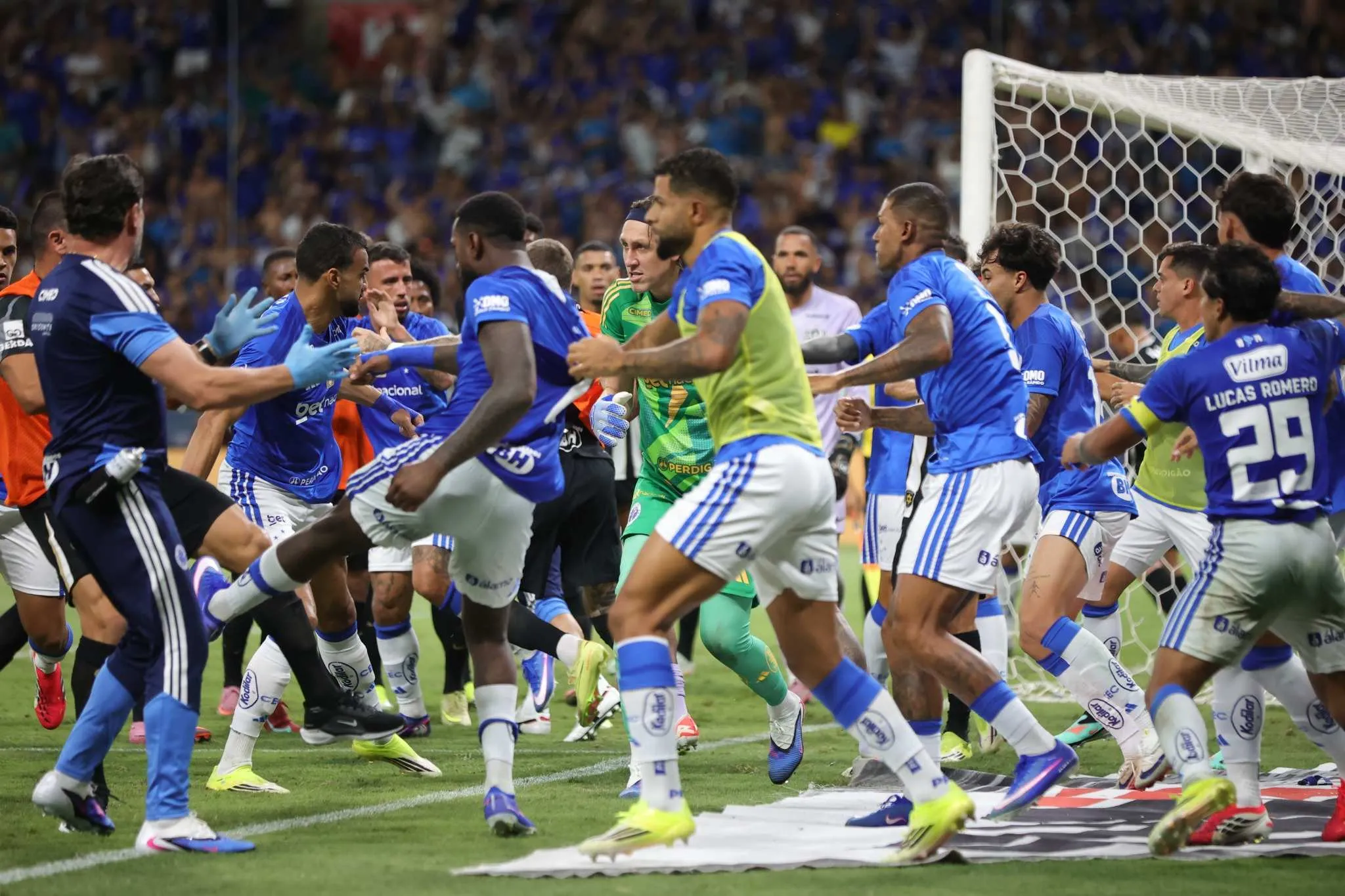 Briga generalizada entre jogadores do Cruzeiro com jogadores do Atlético durante partida no estádio Mineirão pelo campeonato Mineiro 2026. Foto: Gilson Lobo/AGIF