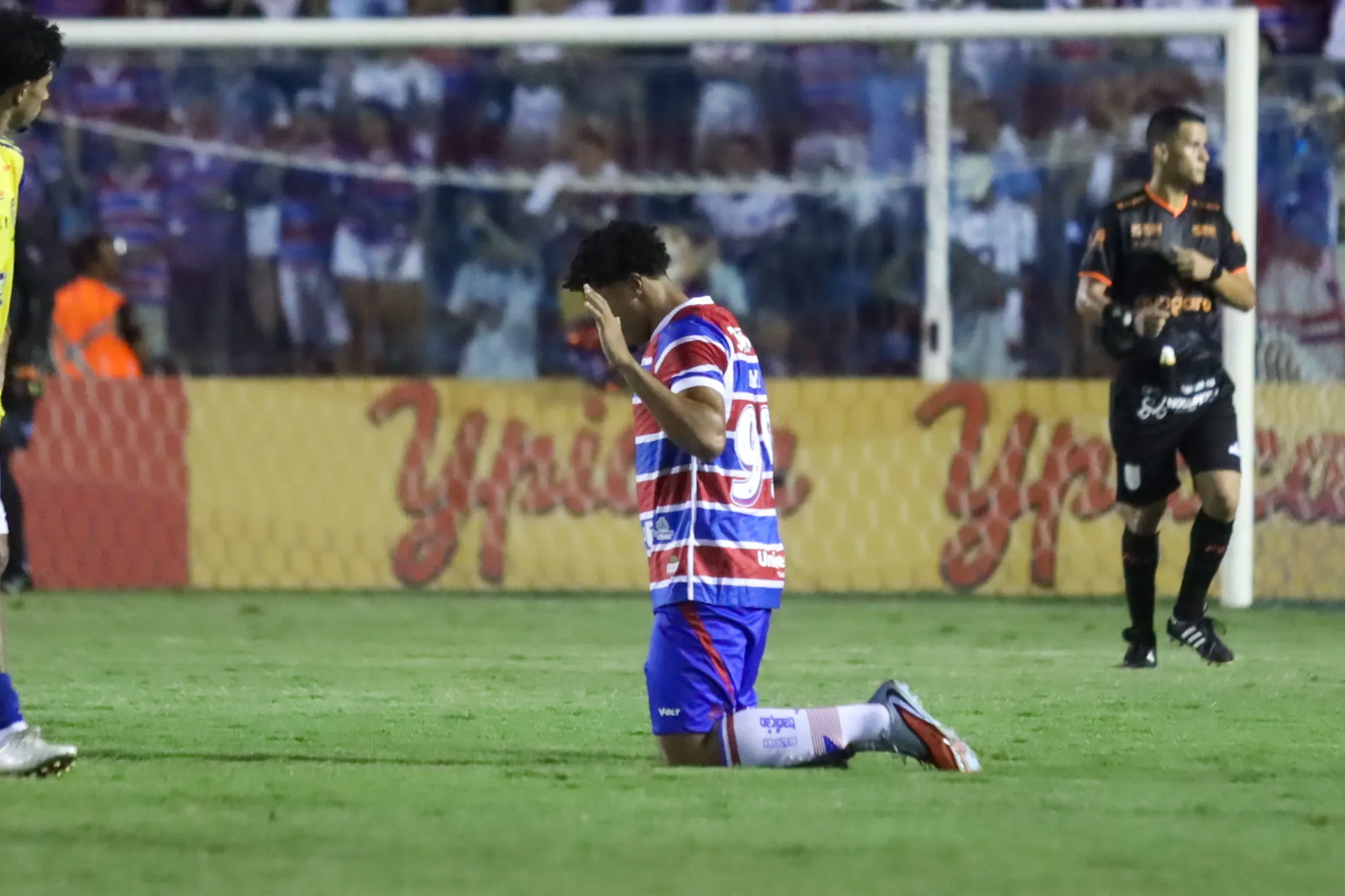 Kayke jogador do Fortaleza comemora seu gol durante partida contra o Quixada no estadio Presidente Vargas (CE) pelo campeonato Cearense 2026. Foto: Lucas Emanuel/AGIF