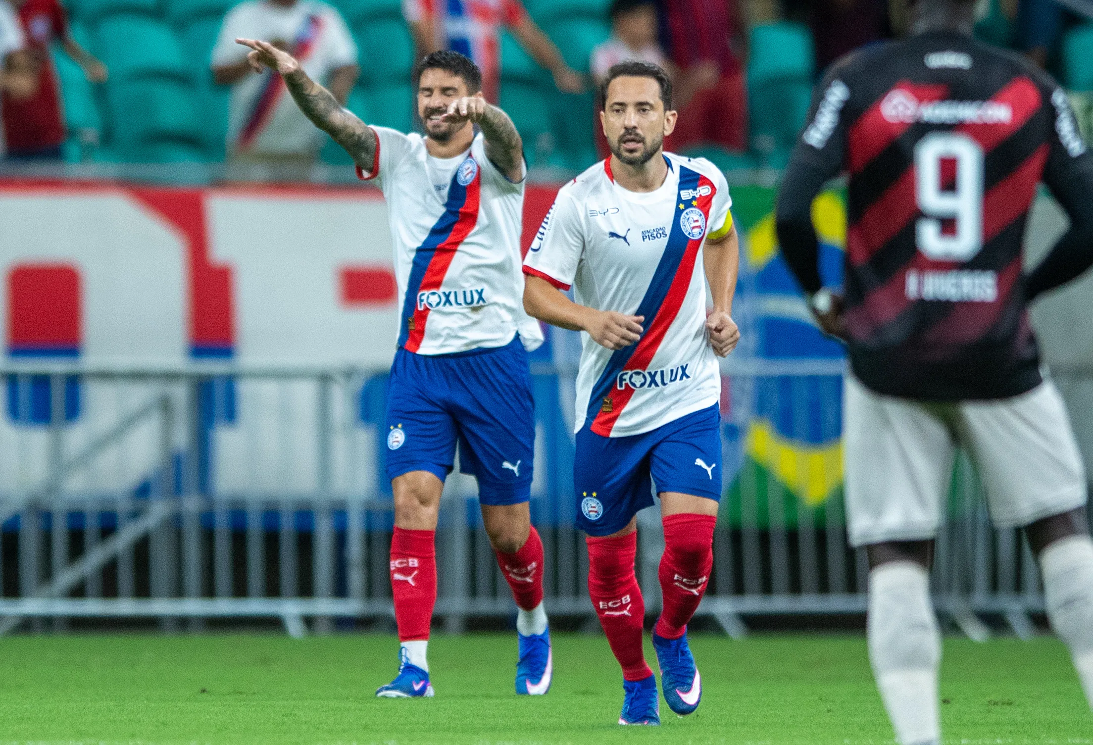 BA – SALVADOR – 01/04/2026 – BRASILEIRO A 2026, BAHIA X ATHLETICO-PR – Everaldo jogador do Bahia comemora seu gol com Everton Ribeiro jogador da sua equipe durante partida contra o Athletico-PR no estadio Arena Fonte Nova pelo campeonato Brasileiro A 2026. Foto: Jhony Pinho/AGIF