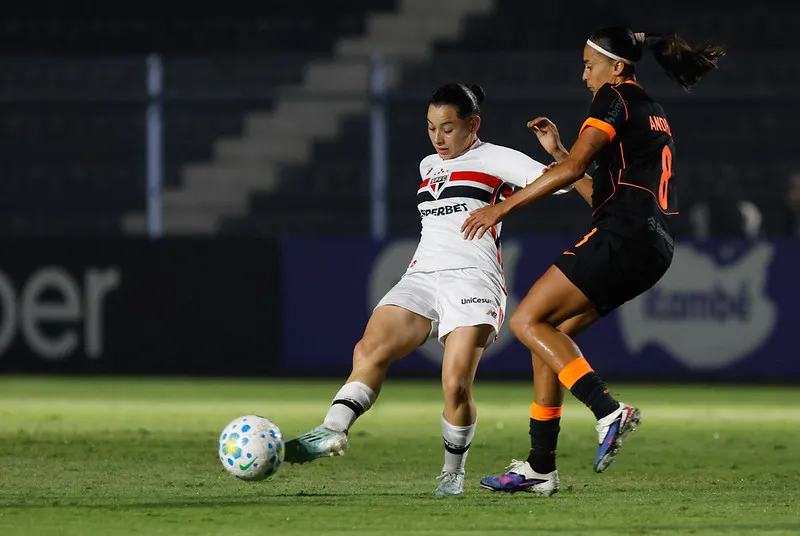 Jogadora do São Paulo disputando pela bola no clássico contra o Corinthians - Foto: Rubens Chiri/Saopaulofc.net