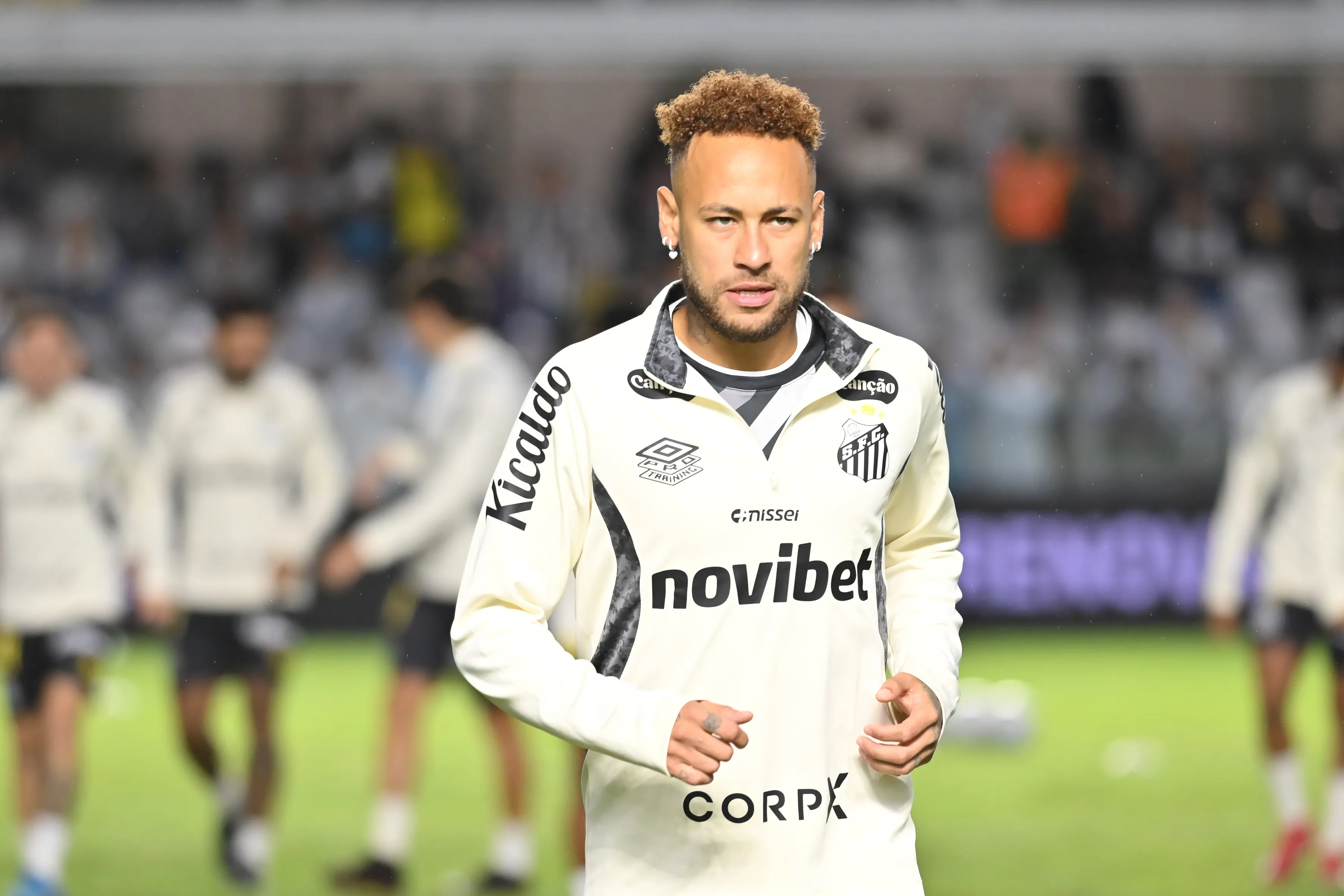 Neymar jogador do Santos durante aquecimento antes da partida contra o Bragantino no estadio Vila Belmiro pelo campeonato Brasileiro A 2026. Foto: Jota Erre/AGIF