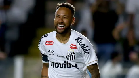 Neymar jogador do Santos comemora seu gol durante partida contra o Deportivo Recoleta no estadio Vila Belmiro pelo campeonato Copa Sul-Americana 2026. Foto: Mauricio De Souza/AGIF
