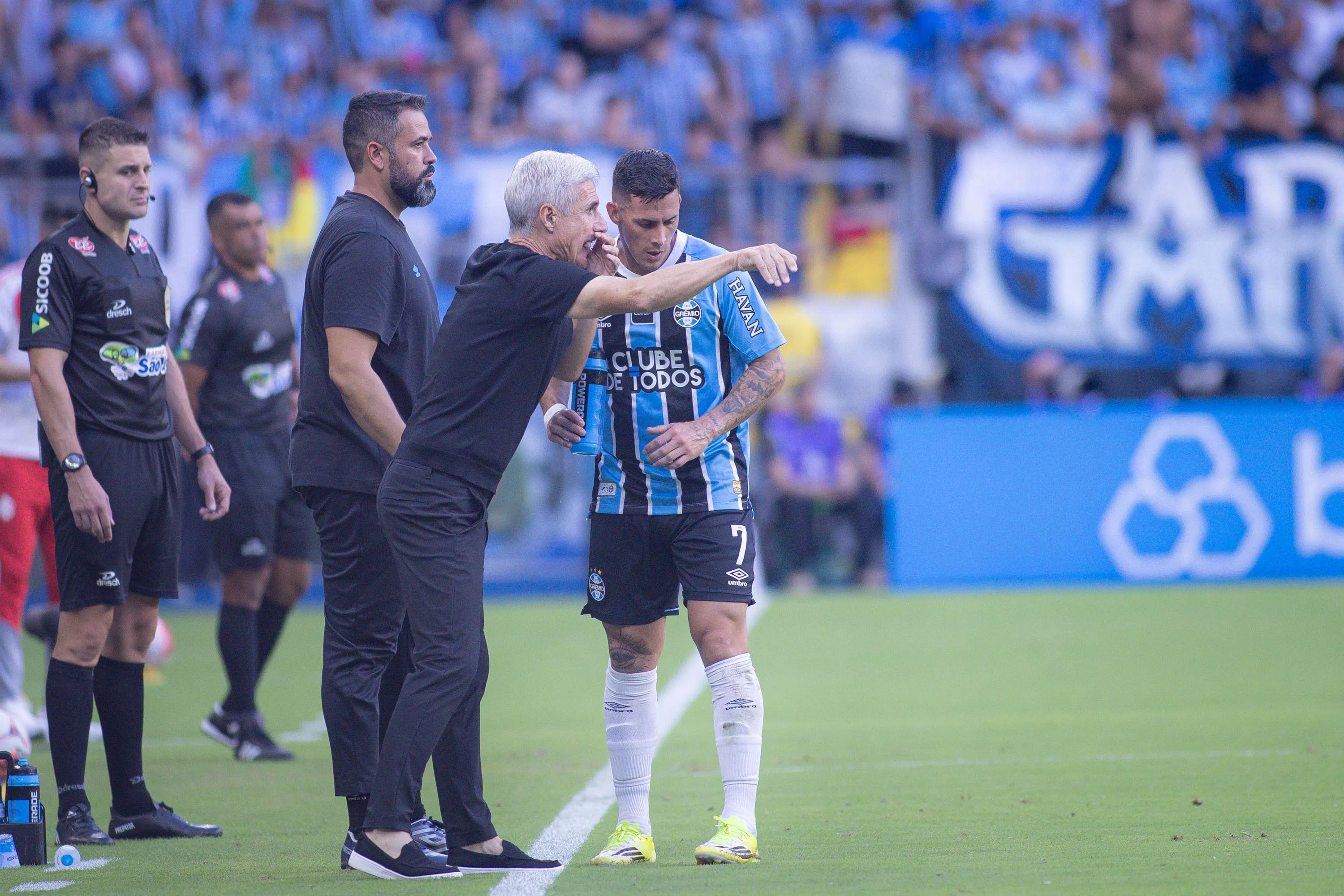 Luis Castro, técnico do Grêmio, orientando Cristian Pavon – Foto: Maxi Franzoi/AGIF