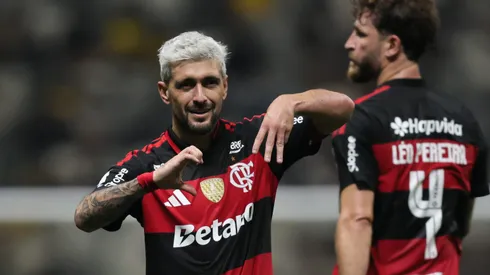 MG - BELO HORIZONTE - 26/04/2026 - BRASILEIRO A 2026, ATLETICO-MG X FLAMENGO - Arrascaeta jogador do Flamengo comemora seu gol durante partida contra o Atletico-MG no estadio Arena MRV pelo campeonato Brasileiro A 2026. Foto: Gilson Lobo/AGIF