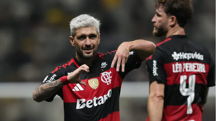 MG - BELO HORIZONTE - 26/04/2026 - BRASILEIRO A 2026, ATLETICO-MG X FLAMENGO - Arrascaeta jogador do Flamengo comemora seu gol durante partida contra o Atletico-MG no estadio Arena MRV pelo campeonato Brasileiro A 2026. Foto: Gilson Lobo/AGIF
