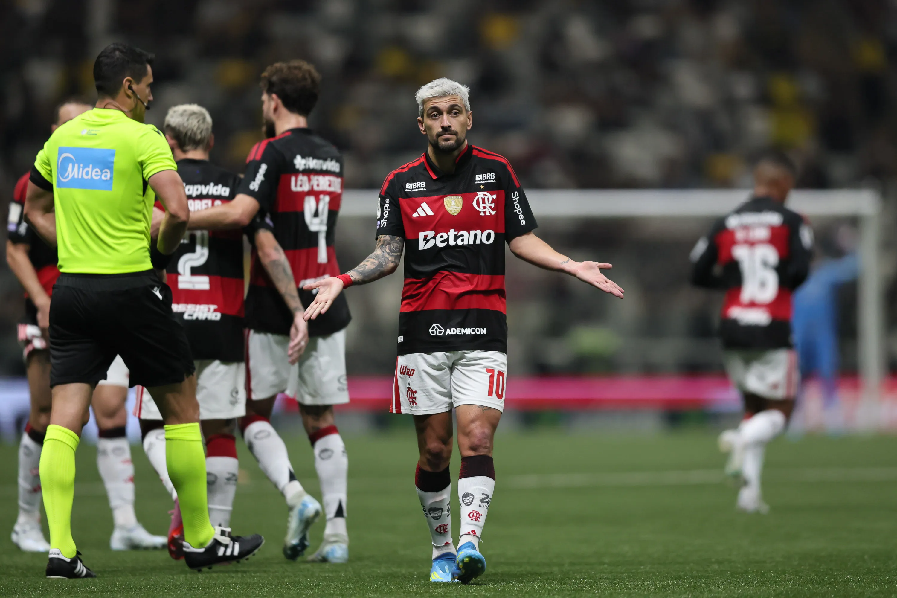 MG – BELO HORIZONTE – 26/04/2026 – BRASILEIRO A 2026, ATLETICO-MG X FLAMENGO – Arrascaeta jogador do Flamengo comemora seu gol durante partida contra o Atletico-MG no estadio Arena MRV pelo campeonato Brasileiro A 2026. Foto: Gilson Lobo/AGIF