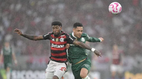 Emerson Royal jogador do Flamengo disputa lance com Vitor Roque jogador do Palmeiras durante partida no estadio Maracana pelo campeonato Brasileiro A 2025. Foto: Thiago Ribeiro/AGIF