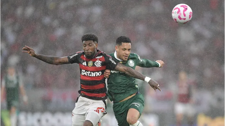 Emerson Royal jogador do Flamengo disputa lance com Vitor Roque jogador do Palmeiras durante partida no estadio Maracana pelo campeonato Brasileiro A 2025. Foto: Thiago Ribeiro/AGIF