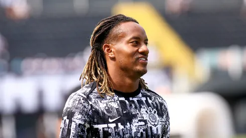 Carrillo jogador do Corinthians durante aquecimento antes da partida contra o Santos no estadio Vila Belmiro pelo campeonato Brasileiro A 2026.