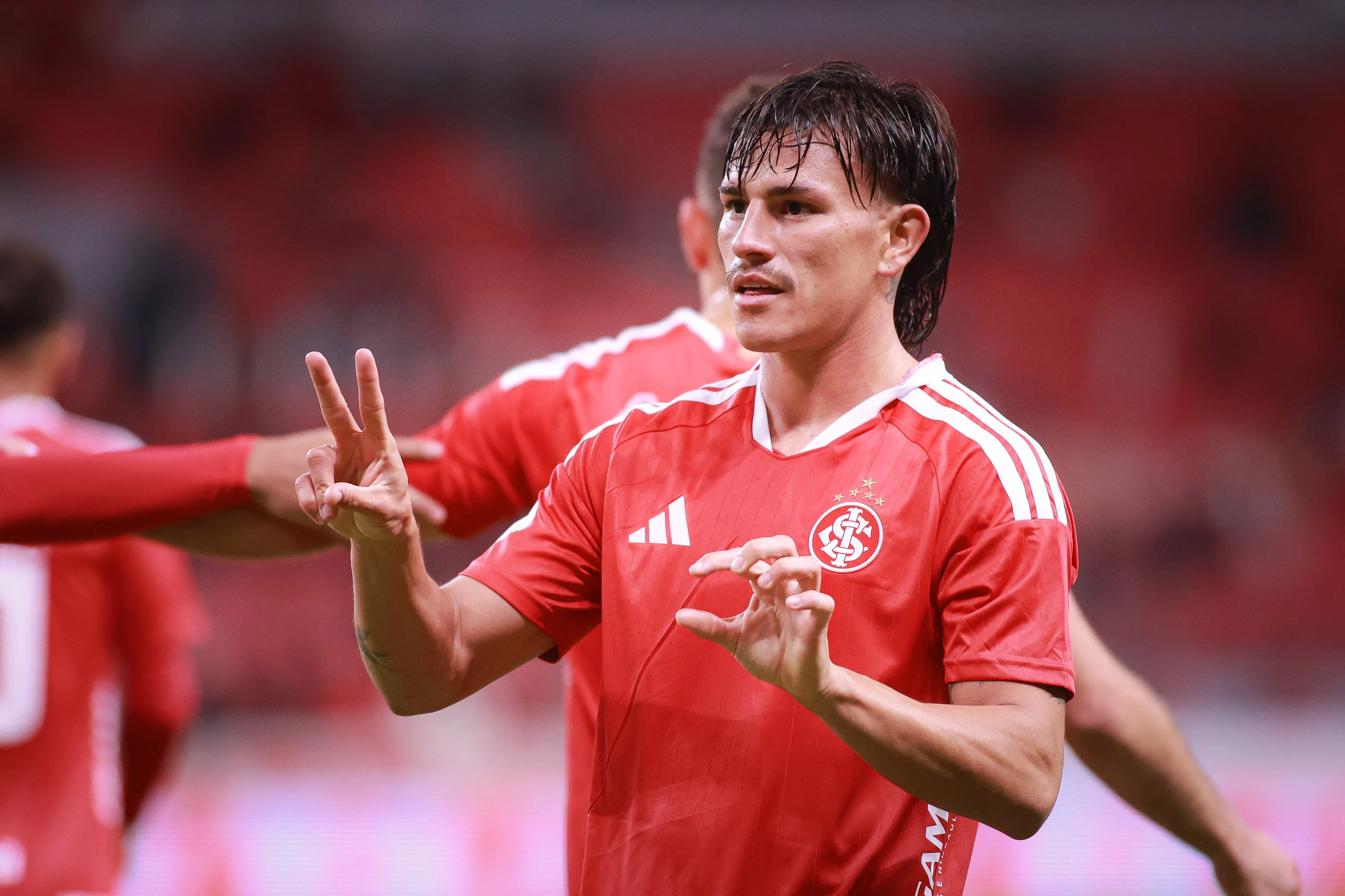Alexandro Bernabei jogador do Internacional comemora seu gol durante partida contra o Athletic Club no estadio Beira-Rio pelo campeonato Copa Do Brasil 2026. Foto: Maxi Franzoi/AGIF